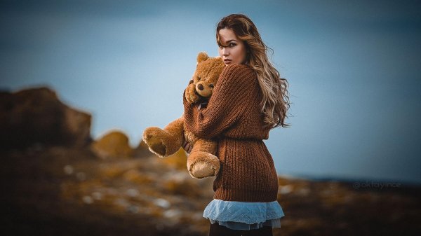 Девушка с мишкой