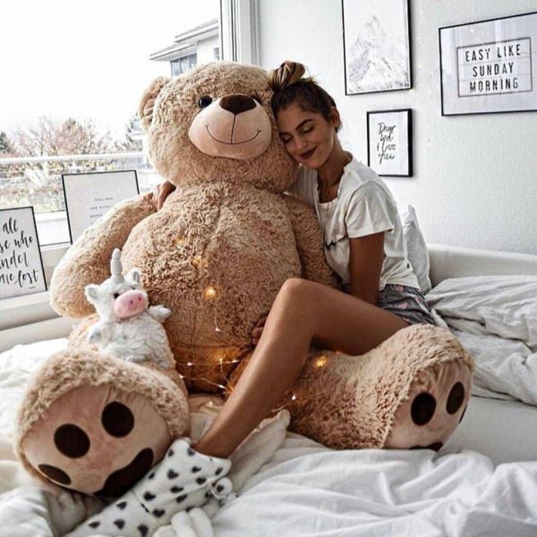 Девушка с мишкой