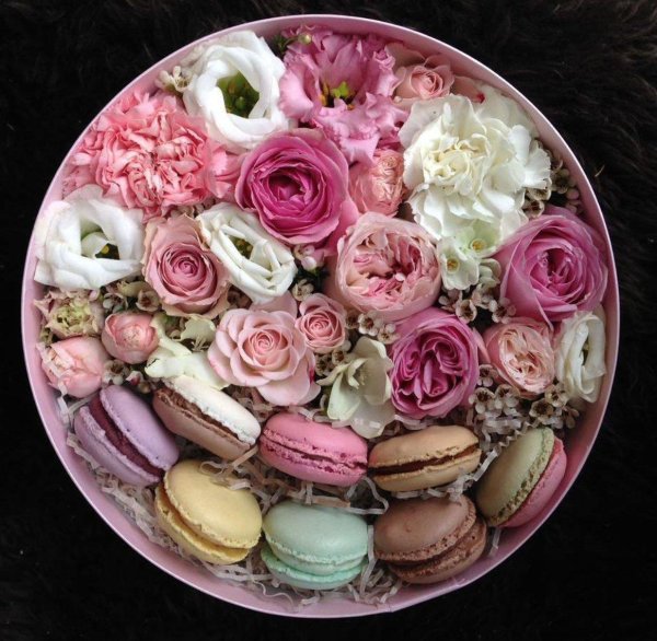 цветы и макаруны в коробке