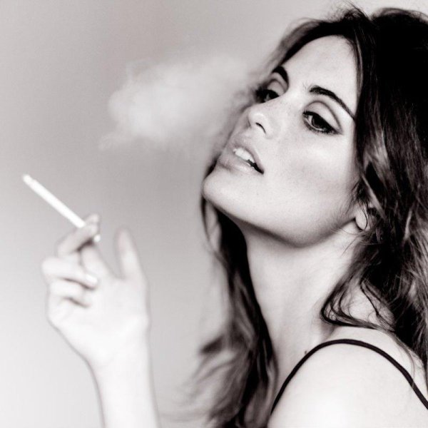 С курящими девушками