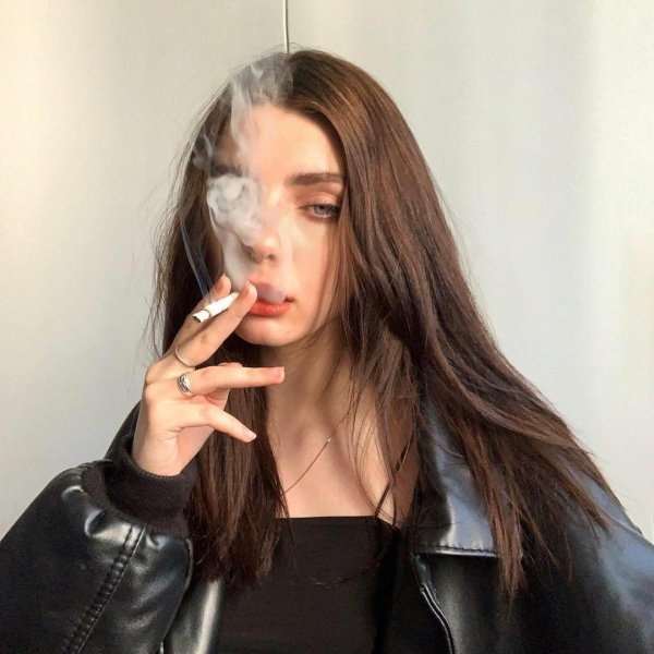 С курящими девушками