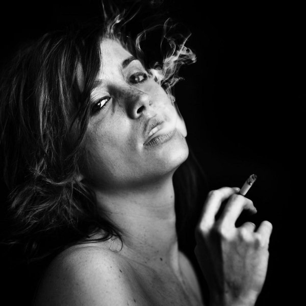 С курящими девушками