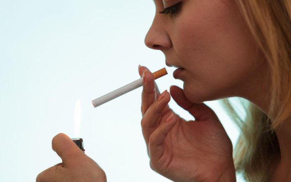 С курящими девушками