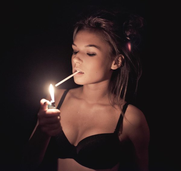 С курящими девушками