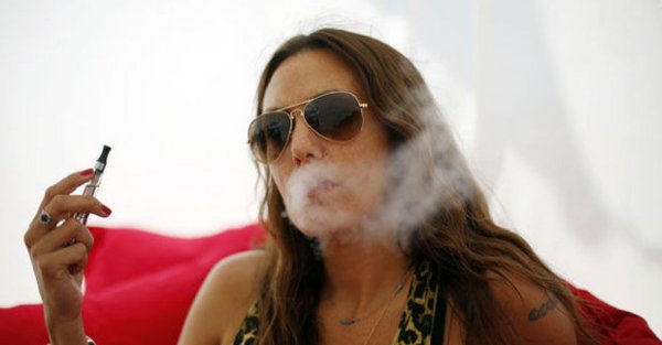 С курящими девушками