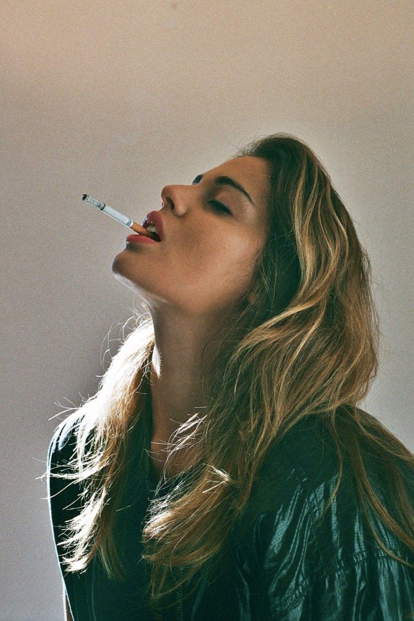 С курящими девушками