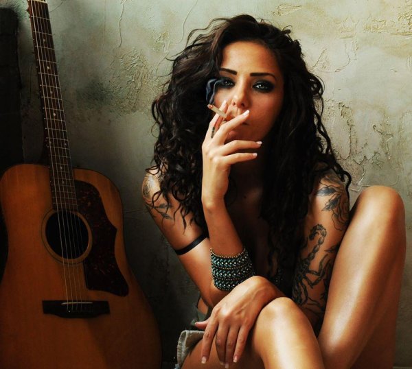 С курящими девушками