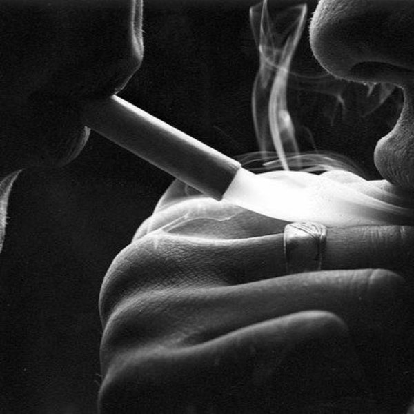 С курящими девушками