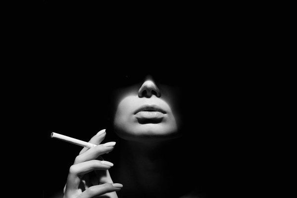 С курящими девушками