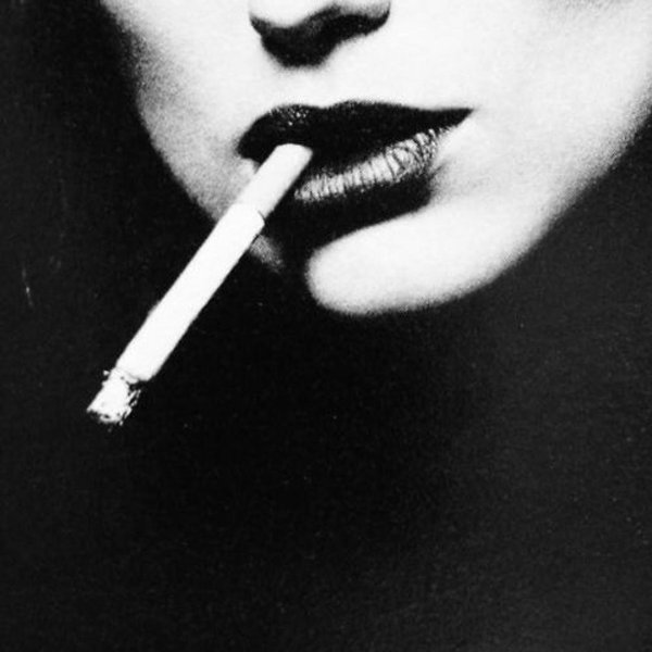 С курящими девушками