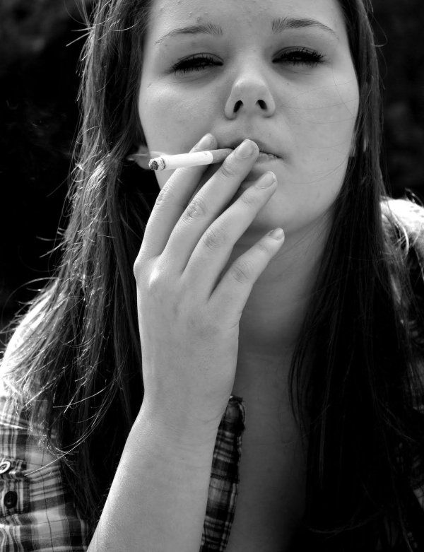 С курящими девушками