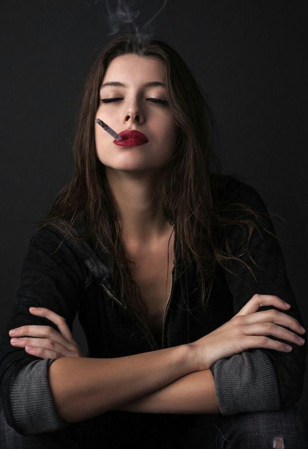 С курящими девушками