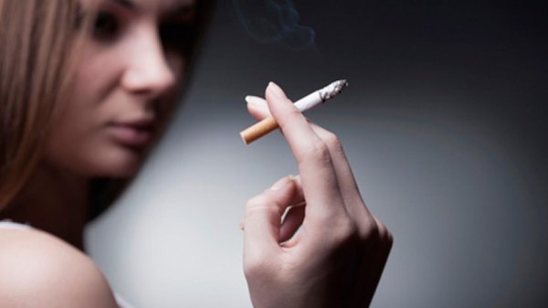 С курящими девушками