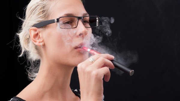 С курящими девушками