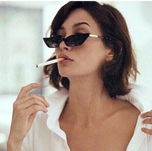 С курящими девушками