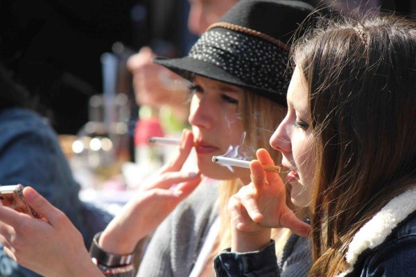 С курящими девушками