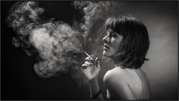 С курящими девушками