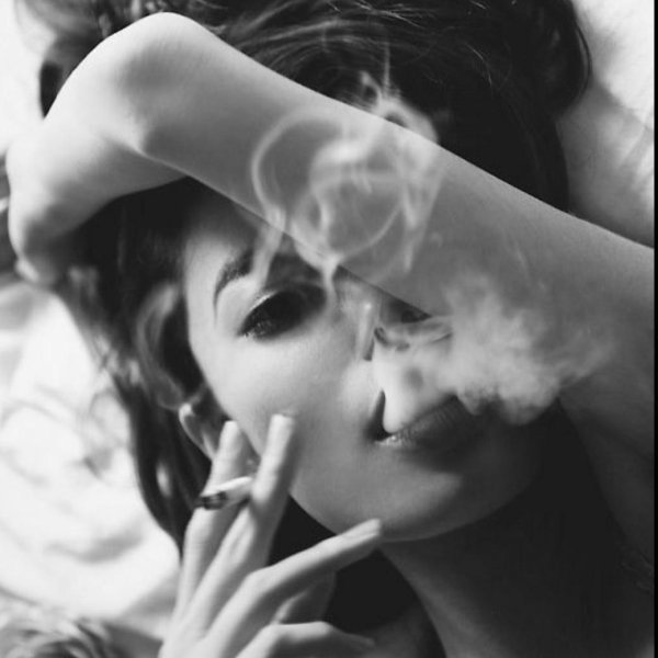 С курящими девушками