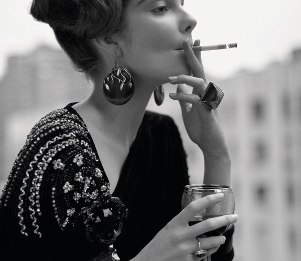 С курящими девушками