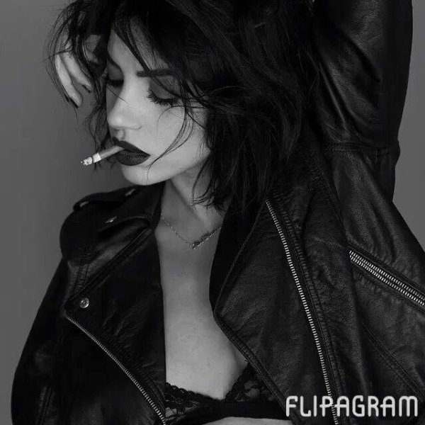 С курящими девушками