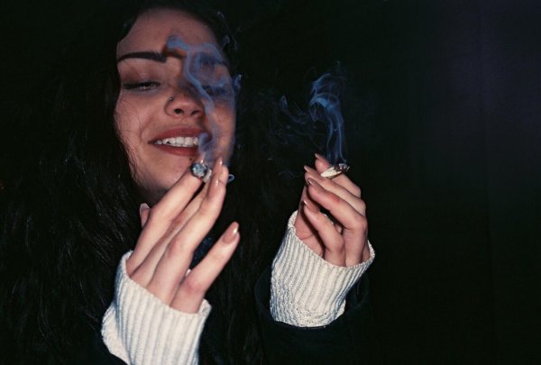 С курящими девушками