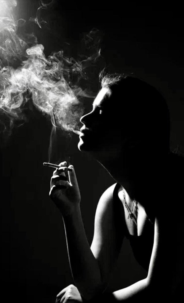 С курящими девушками