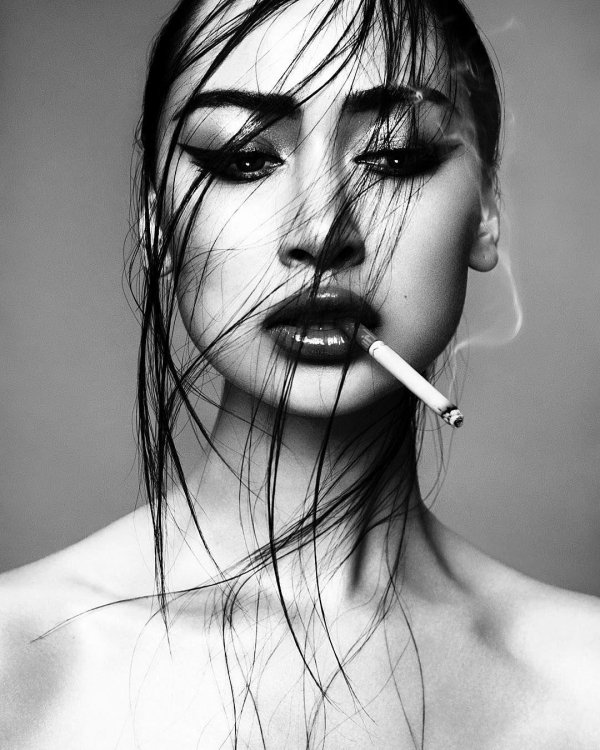 С курящими девушками