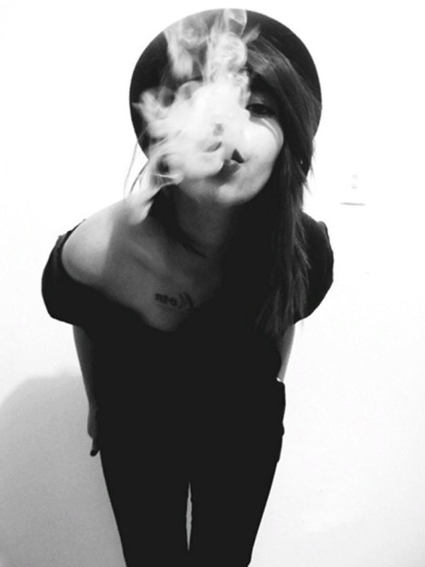 С курящими девушками