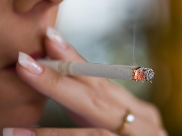 С курящими девушками