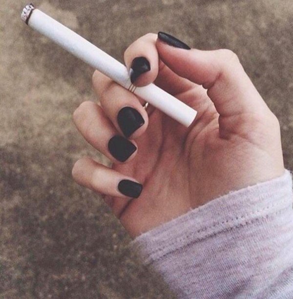 С курящими девушками