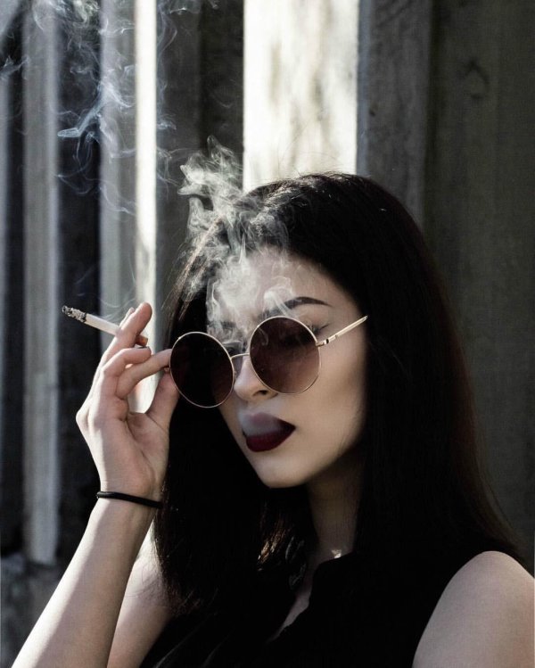 С курящими девушками