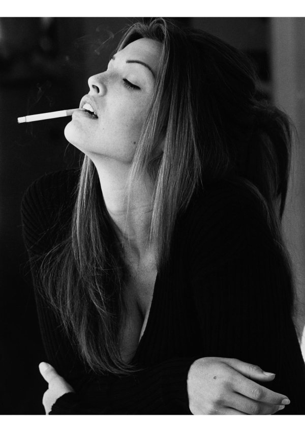 С курящими девушками