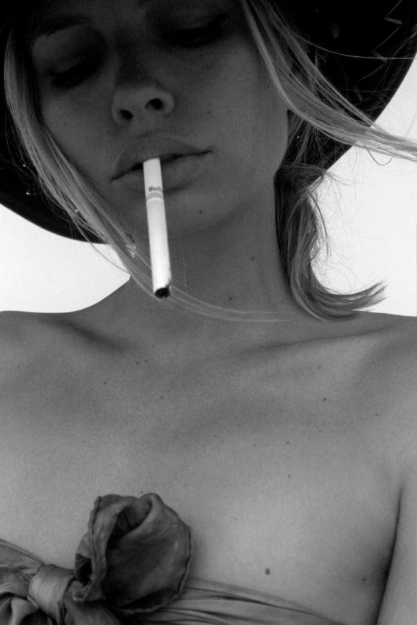 С курящими девушками