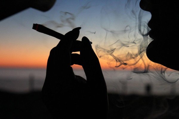 С курящими девушками