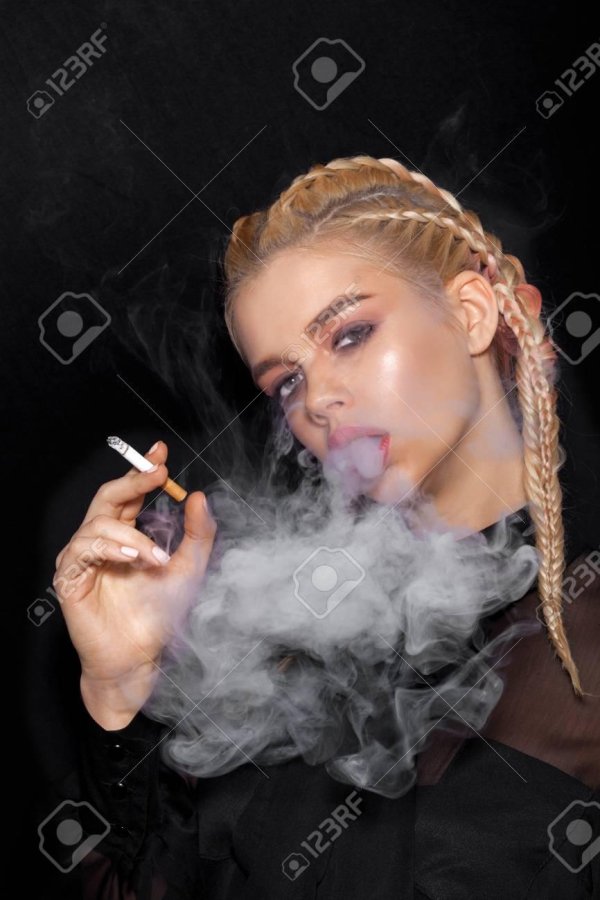 С курящими девушками