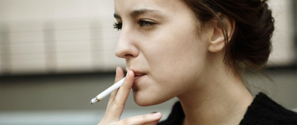 С курящими девушками