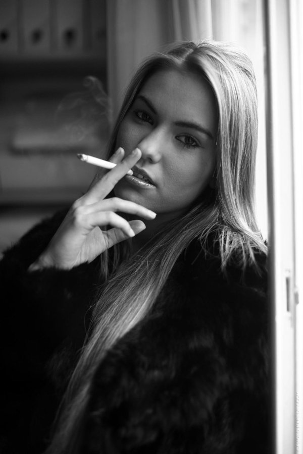 С курящими девушками