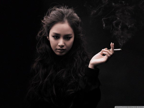 С курящими девушками