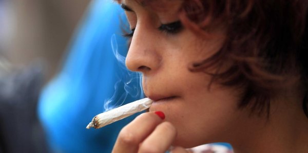 С курящими девушками