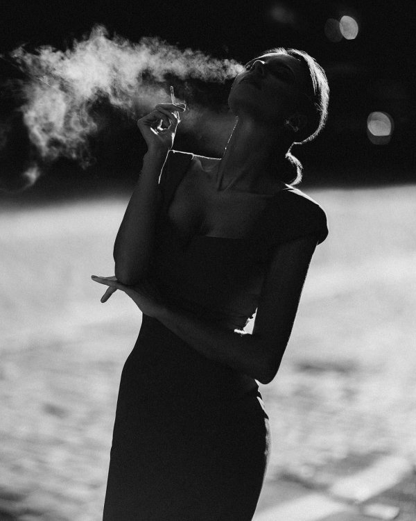 С курящими девушками