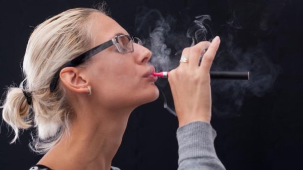 С курящими девушками