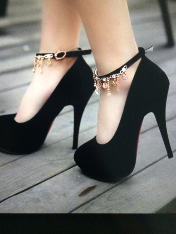 На девушках туфли