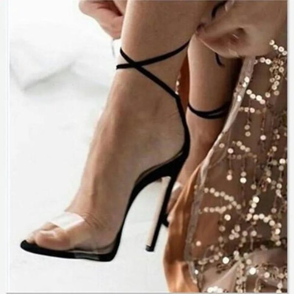 На девушках туфли