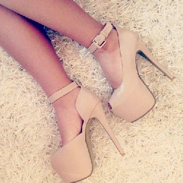 На девушках туфли