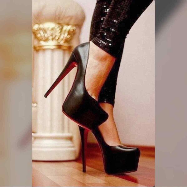 На девушках туфли