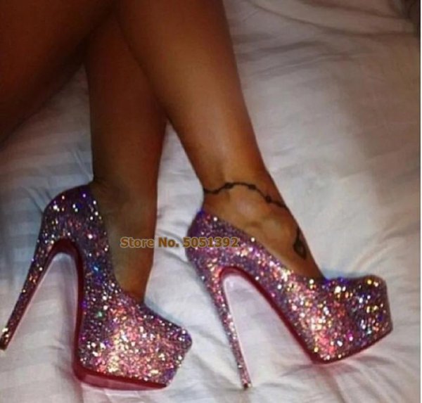 На девушках туфли