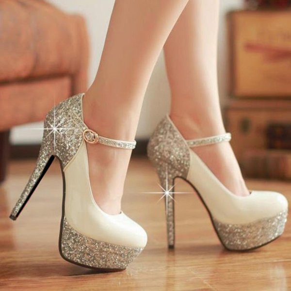 На девушках туфли