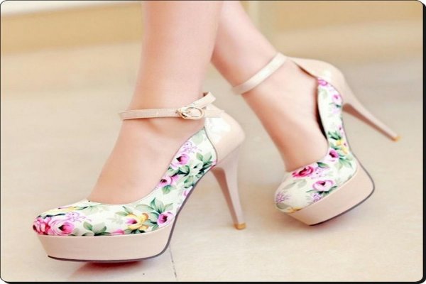 На девушках туфли