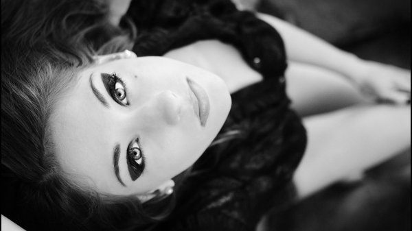 Девушка черным цветом