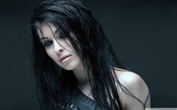 Девушка черным цветом